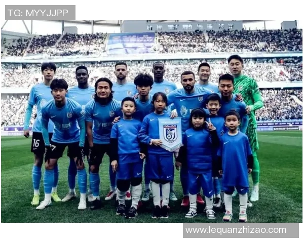 足球场上身高最高的球星是谁他如何凭借身高征服绿茵场